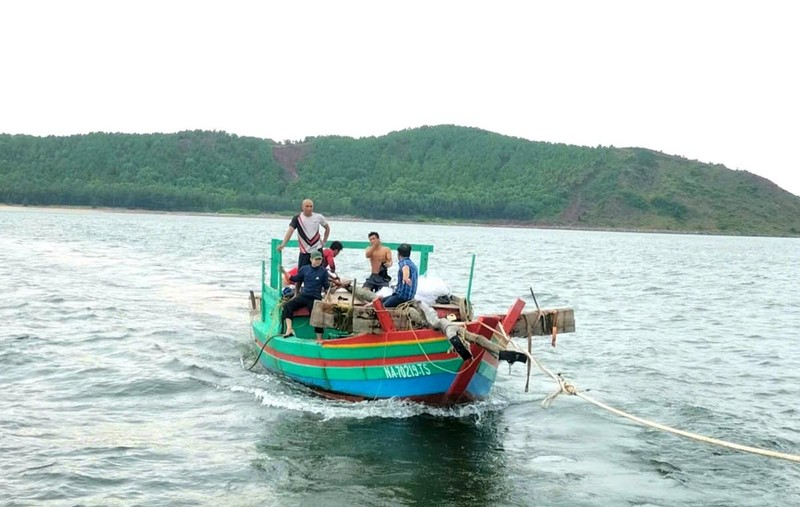   Tàu cá của anh Nguyễn Văn Thịnh được lực lượng chức năng đưa vào bờ. Ảnh: Biên phòng.