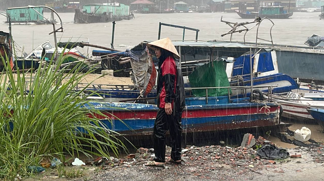  Bà Ngoan đau đáu dõi về phía biển - Ảnh: Tạp chí Việt