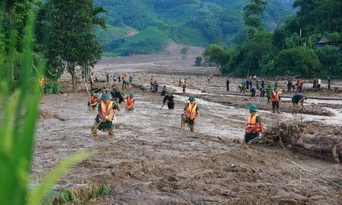  Lũ quét cuốn phăng thông Làng Nủ ở Lào Cai khiến gần 100 người tử vong và mất tích, hiện công tác tìm kiếm các nạn nhân đang được khẩn trương tiến hành 