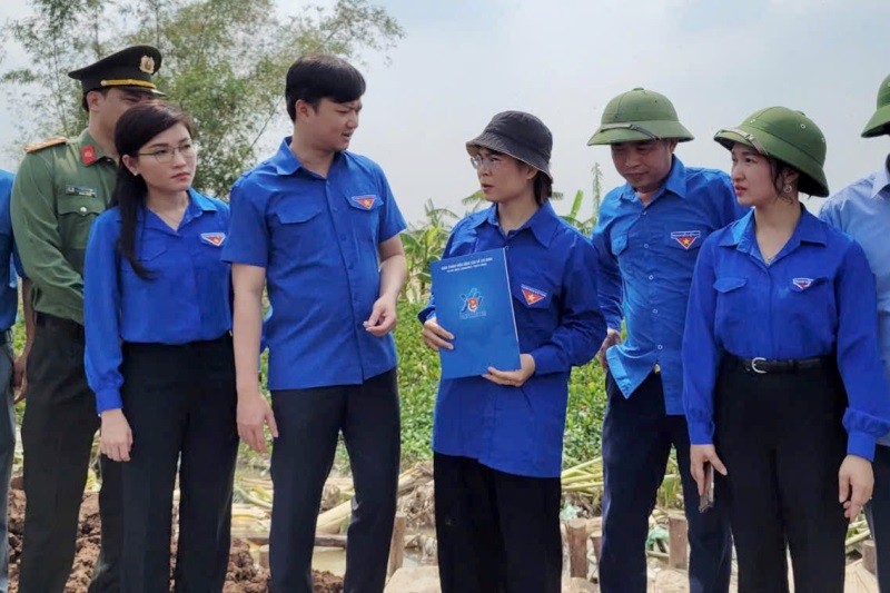 Đoàn công tác đại diện Ban Bí thư Trung ương Đoàn tới thăm, động viên và trao quà lực lượng TNTN hỗ trợ bão lụt tại huyện Tứ Kỳ  