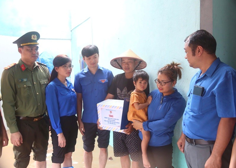 Đoàn tới thăm, động viên và trao quà có hoàn cảnh khó khăn bị thiệt hại nặng nề bởi cơn bão số 3 tại huyện Tứ Kỳ 