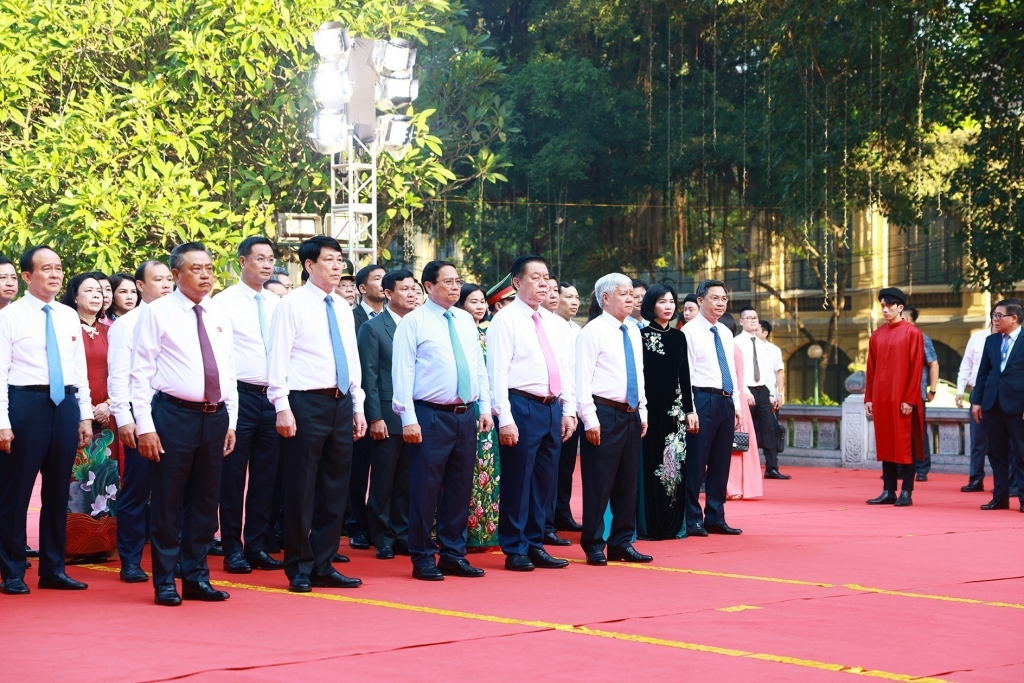  Thủ tướng Phạm Minh Chính, Thường trực Ban Bí thư Lương Cường và các đại biểu dâng hương tại Tượng đài vua Lý Thái Tổ. Ảnh: TTXVN