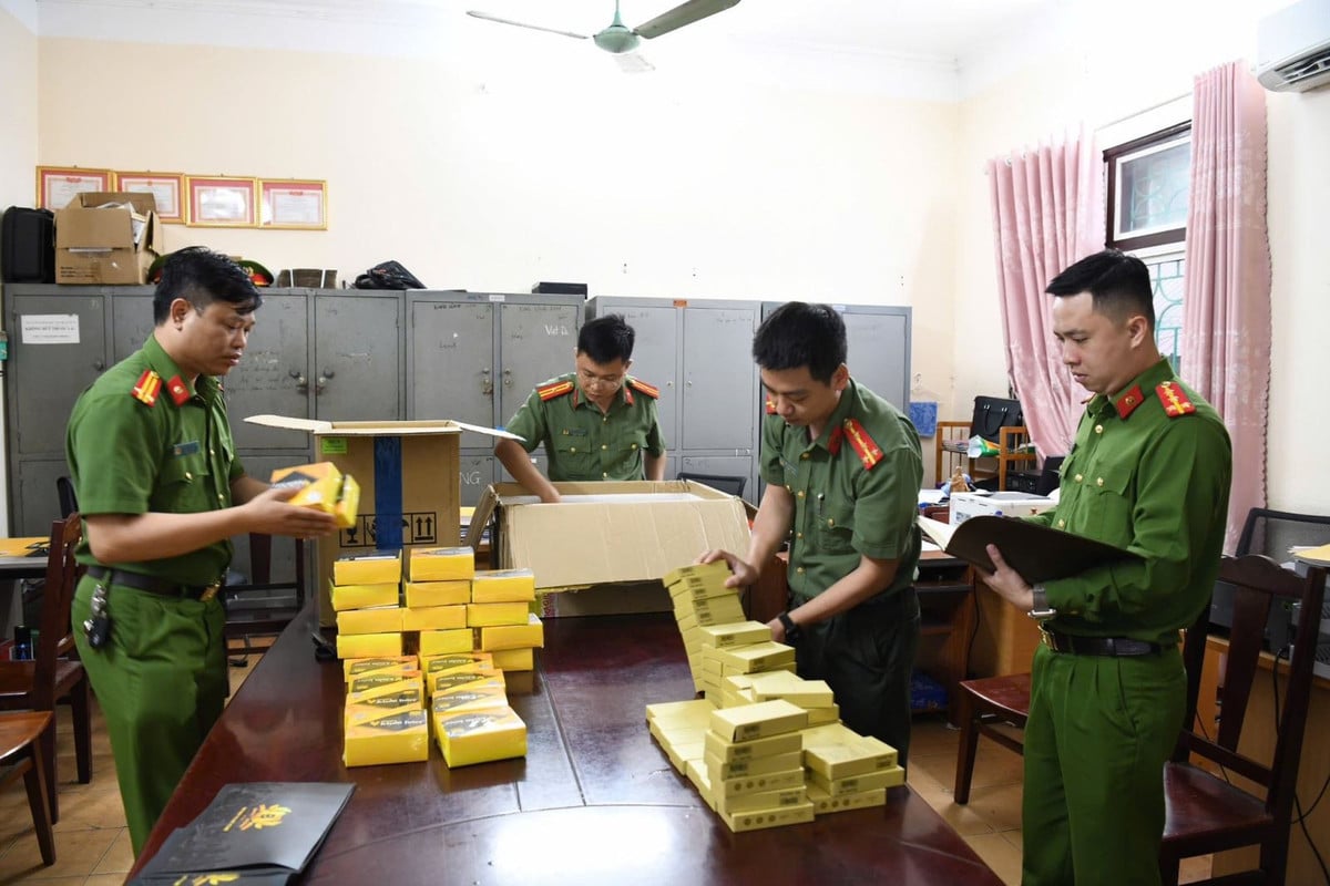 Công an khám xét, thu giữ các thực phẩm chức năng chứa chất cấm.
