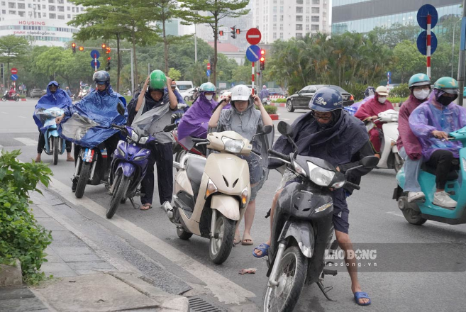 Dự báo thời tiết ngày mai 25/5, Bắc Bộ, Bắc Trung Bộ có mưa dông rải rác, cục bộ có mưa to đến rất to - Ảnh: Báo Lao Động