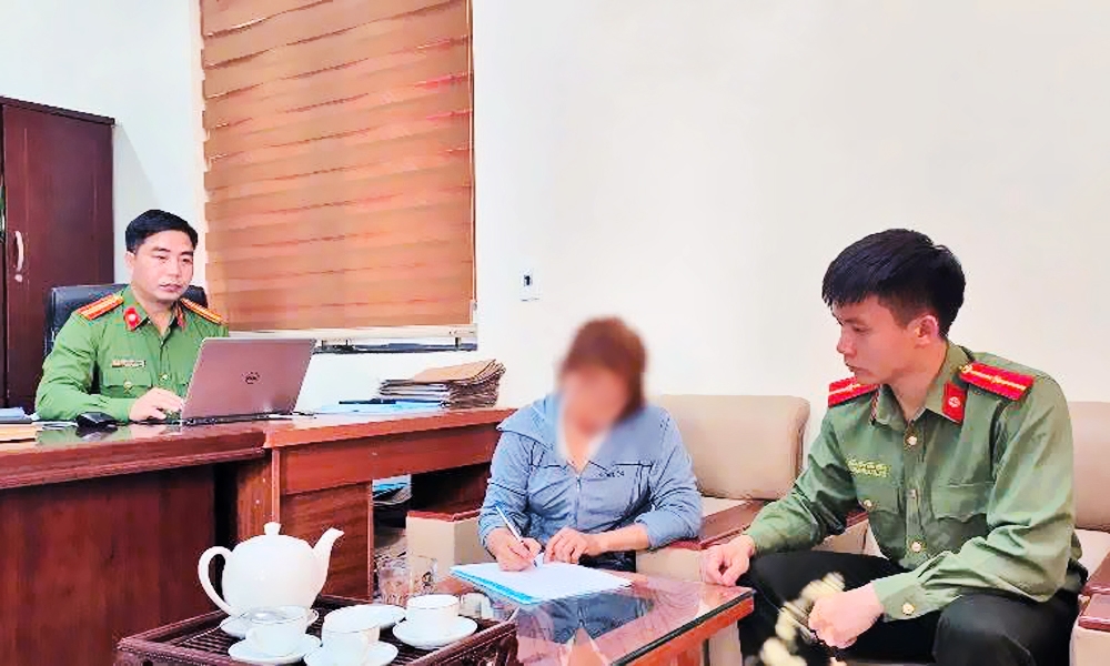 Công an xã Tân Quang làm việc với B.H.T. Ảnh: CQCA
