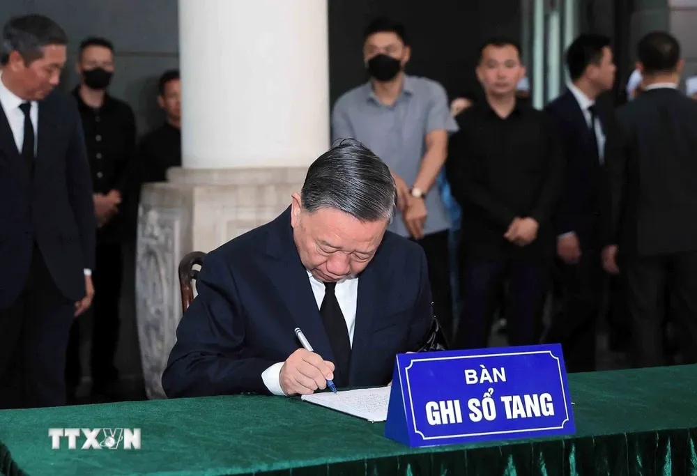 Tổng Bí thư Tô Lâm ghi sổ tang tại lễ viếng nguyên Chủ tịch nước Trần Đức Lương.