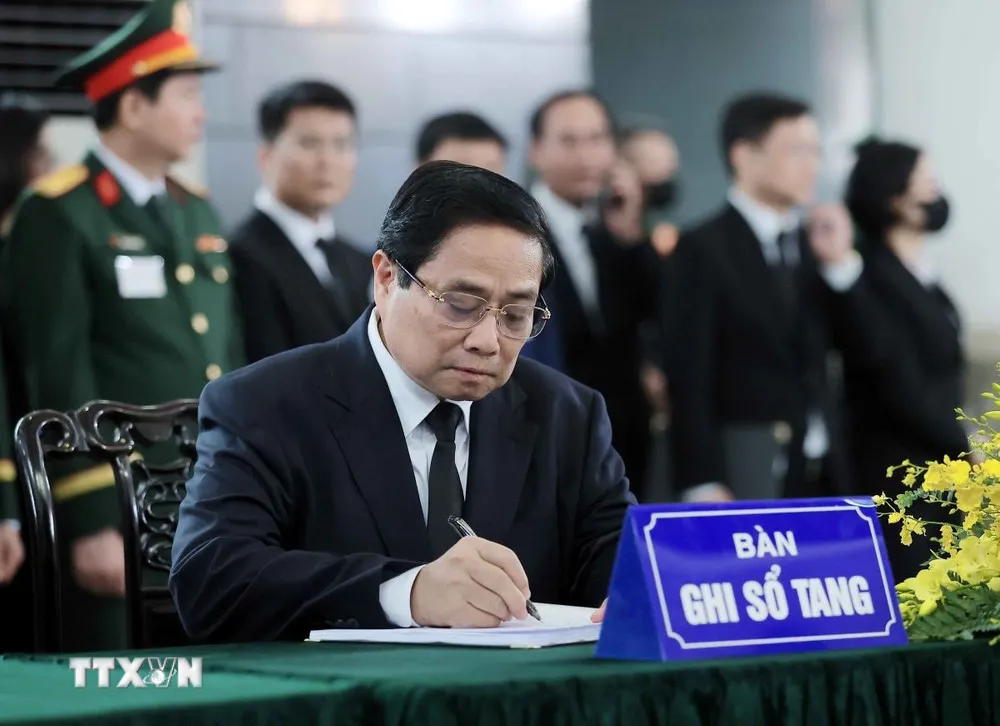 Thủ tướng Chính phủ Phạm Minh Chính ghi sổ tang tại lễ viếng nguyên Chủ tịch nước Trần Đức Lương.
