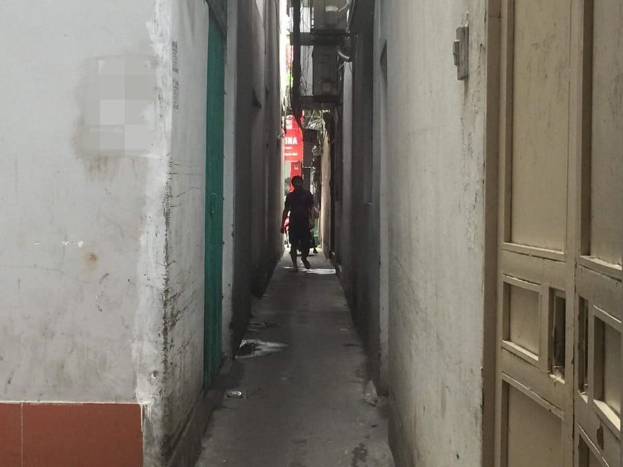 Nhà ống trong ngõ nhỏ chật chội, thiếu sáng. Ảnh minh họa