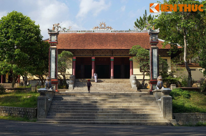 Nằm trên một ngọn đồi thấp bên đường Nguyễn Văn Trỗi, chùa Linh Sơn là một trong những ngôi chùa nổi tiếng nhất của thành phố Đà Lạt.
