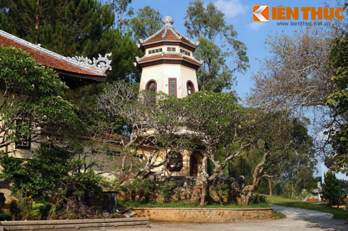 Bên phải của chính điện là một bảo tháp ba tầng hình bát giác, mái ngói, cao 4 m, là một công trình kiến trúc đặc trưng của chùa Linh Sơn.