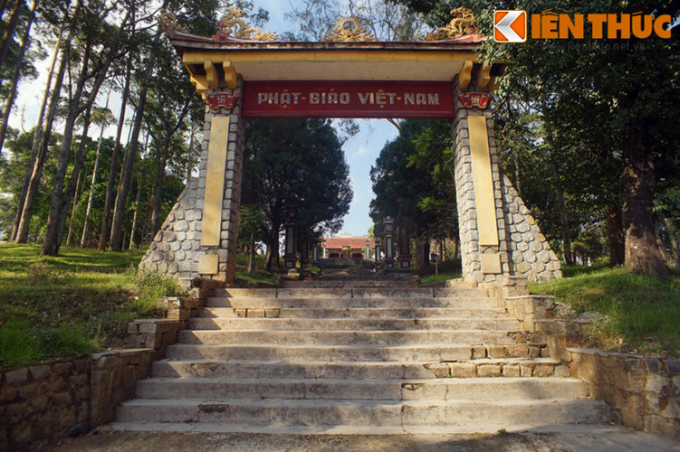 Chùa có hai cổng, một cổng dành cho người đi bộ nằm ở mặt đường Nguyễn Văn Trỗi và một cổng nằm trên sườn núi, nơi có đường dành cho ô tô, xe máy lên chùa.