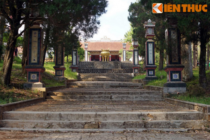 Từ cổng chùa, du khách đi theo các bậc cấp để lên chùa giữa những hàng thông, bạch đàn và cây sao cao vút.
