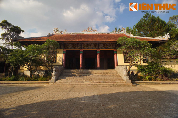 Chính điện chùa Linh Sơn được thiết kế theo lối kiến trúc giống như các chùa cổ ở Cố đô Huế. Trên đỉnh mái có đắp đuôi rồng uốn lượn theo thế “lưỡng long chầu nguyệt”.