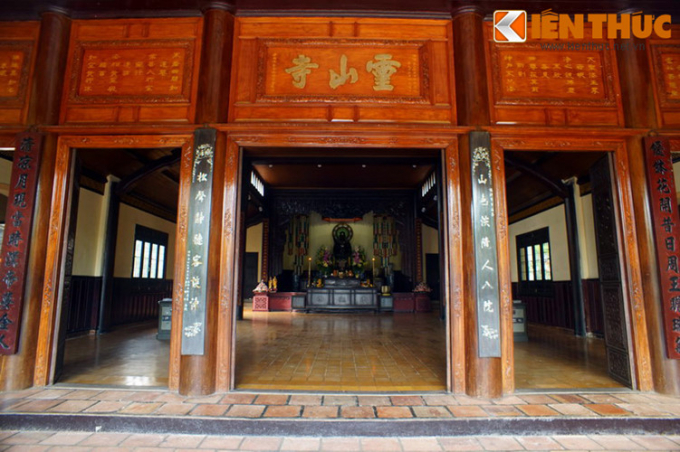 Tòa chính điện được bài trí trang nghiêm với tượng Phật Thích Ca ngồi trên tòa sen đặt ở trung tâm.
