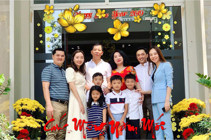 Với vai trò vợ sắp cưới của Cường Đô la, Đàm Thu Trang đã đón Tết bên gia đình chồng tương lai.