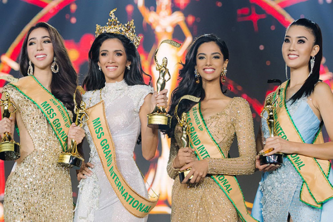 Tuột mất vương miện cuộc thi Hoa hậu Hòa bình Quốc tế 2018 về tay Đại diện Paraguay - Clara Sosa nhưng so với tân hoa hậu, Meenakshi xinh đẹp không kém cạnh.