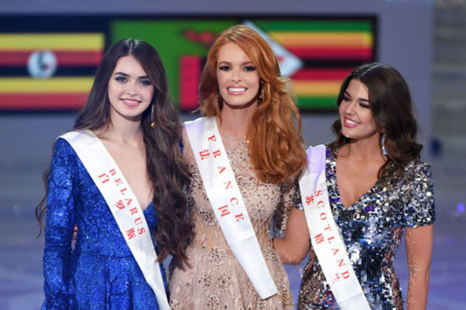 Top 12 Hoa hậu Thế giới 2018 - Maeva Coucke (ở giữa) giành vị trí thứ 4.