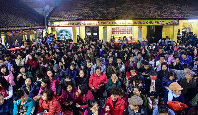 Đúng 19h ngày 12/2 (mùng 8 tháng Giêng âm lịch), tại sân chùa Phúc Khánh (quận Đống Đa, Hà Nội) chật kín người đến làm lễ dâng sao giải hạn đầu năm.
