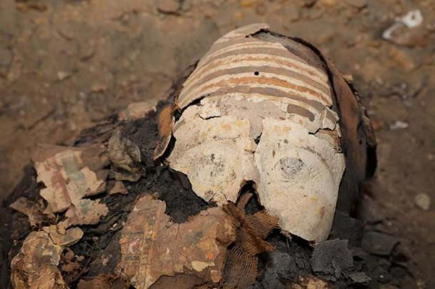 Một số xác ướp được tìm thấy trong lăng mộ gần 2.000 năm tuổi trên được bọc bằng vải lanh. Những xác ướp còn lại được đặt trong quan tài đá hoặc quách gỗ.