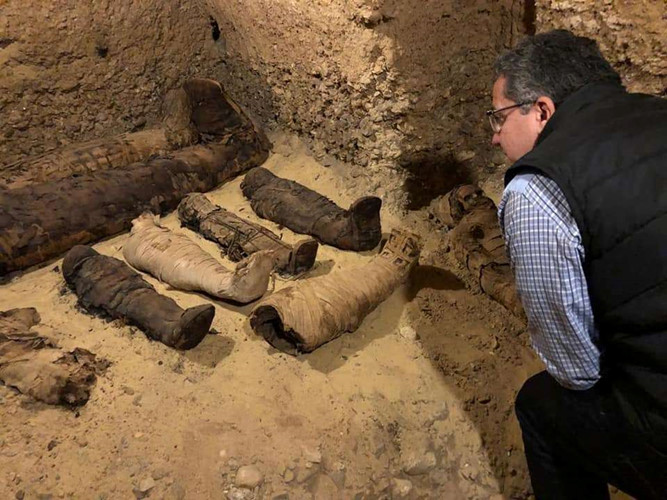 Bên cạnh 50 xác ướp, các nhà khảo cổ Ai Cập còn tìm thấy một số mảnh gốm và giấy cói.