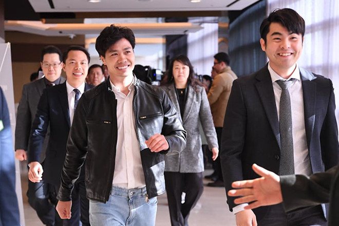 Công Phượng tươi cười bước vào sự kiện. Đi bên phải anh là người đại diện Lee Dong-jun - nhân vật đang rất thành công trong thời gian gần đây.