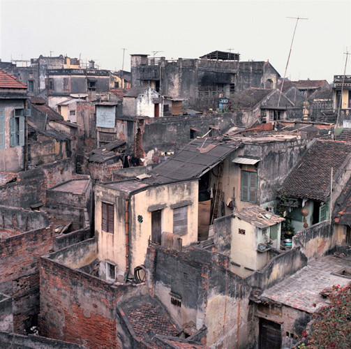 Nét thâm trầm của khu phố cổ nhìn từ một ngôi nhà trên phố Đinh Liệt, Hà Nội năm 1986.