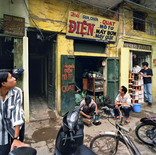 Cửa hàng sửa chữa điện ở số 103 Hàng Bông, năm 1995.
