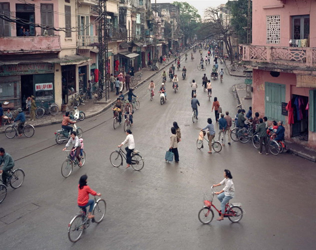 Xe đạp tràn ngập ở ngã tư Hàng Gai - Lương Văn Can năm 1988.