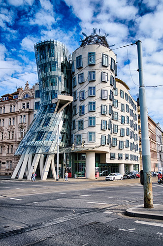 Fren And Ginger (còn gọi Ngôi nhà nhảy múa) nằm ở thủ đô của Cộng hòa Czech gây nhiều tranh cãi khi hai tòa nhà hiện đại có thiết kế không ăn nhập với khung cảnh cổ điển xung quanh. Dần dần, tòa nhà được chấp nhận và trở thành điểm thu hút khách du lịch.