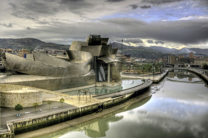 Bảo tàng Guggenheim Bilbao (Tây Ban Nha) không chỉ là bảo tàng nghệ thuật hiện đại mà còn được xem như một tác phẩm kiến trúc đáng chiêm ngưỡng. Nguồn ảnh: Boredpanda.
