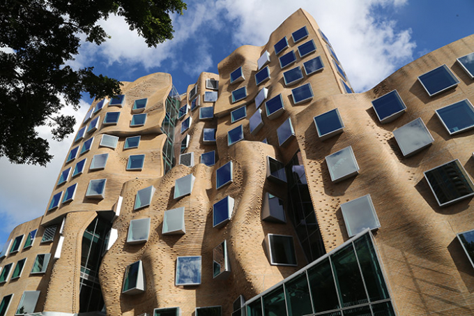 Tòa nhà méo mó Dr. Chau Chak Wing, Sydney (Australia) gây ấn tượng nhờ những cửa sổ nổi trên nền gạch nâu. Công trình sử dụng khoảng 320.000 viên gạch được sản xuất đặc biệt.