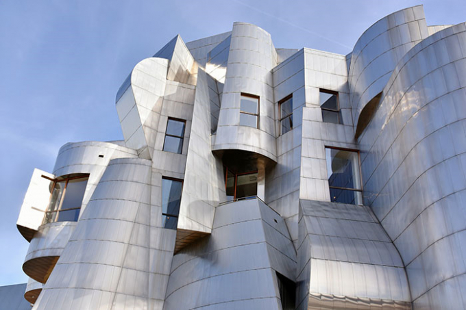 Bảo tàng Nghệ thuật Weisman (Minneapolis, Mỹ) tựa như một pháo đài bằng thép.