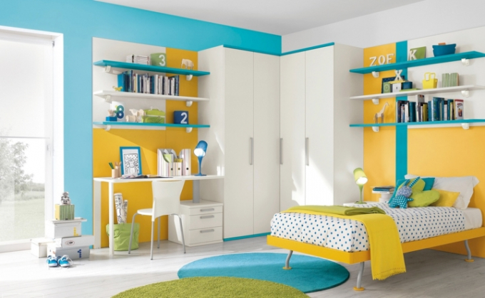 Các vật dụng có màu xanh nước biển, trắng, vàng làm nền chính cho phòng ngủ của trẻ.
