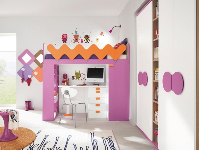 Giường ngủ kết hợp bàn học giúp tiết kiệm không gian. Màu hồng luôn được sử dụng để trang trí phòng ngủ cho các bé gái.