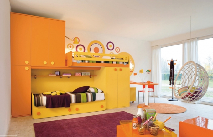 Màu cam và vàng khiến căn phòng khá sinh động.
