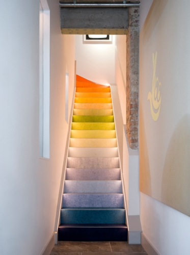 Hoặc thêm một cầu vồng màu sắc: Cầu thang cầu vồng trong căn nhà ở London bao gồm nhiều sắc màu khác nhau của sơn lót được áp dụng cho mỗi bậc thang (bao gồm phần bề mặt bậc và mặt đứng).