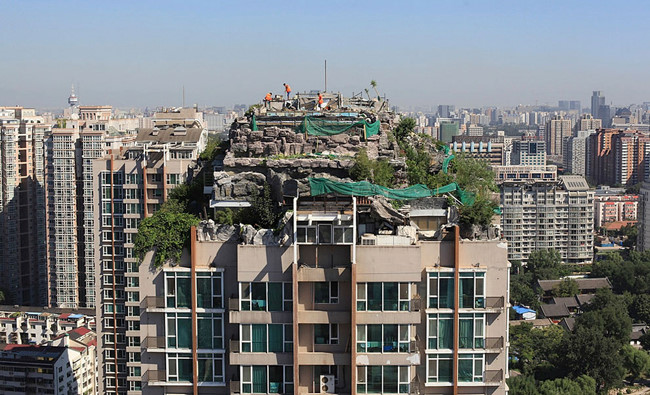 Ngôi nhà lấy ý tưởng từ Hoa Quả Sơn với núi đá giả và cây cối rậm rì được đặt trên nóc một tòa nhà 26 tầng ở Bắc Kinh, Trung Quốc.