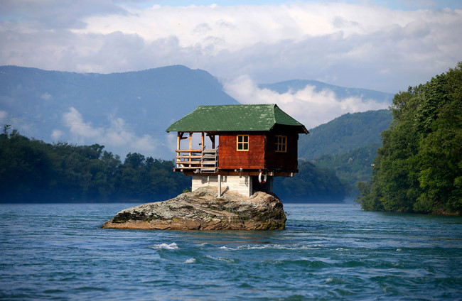 Một ngôi nhà nhỏ xinh như cổ tích được xây dựng trên đá ở Serbia. Ngôi nhà này được những người thích bơi lội quanh sông Bajina Basta xây dựng để làm nơi nghỉ chân.