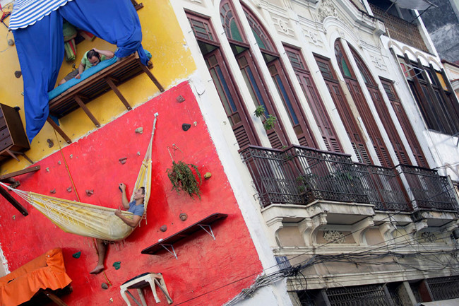 “Nhà” của nghệ sĩ người Brazil Brazil Tiago Primo và anh trai ông chỉ là những tấm võng, bạt, được đóng trực tiếp lên tường của một ngôi nhà khác.