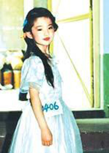 Năm 8 tuổi, Lưu Diệc Phi đã đoạt giải quán quân cúp vàng một cuộc thi người mẫu. Ảnh: Khám phá