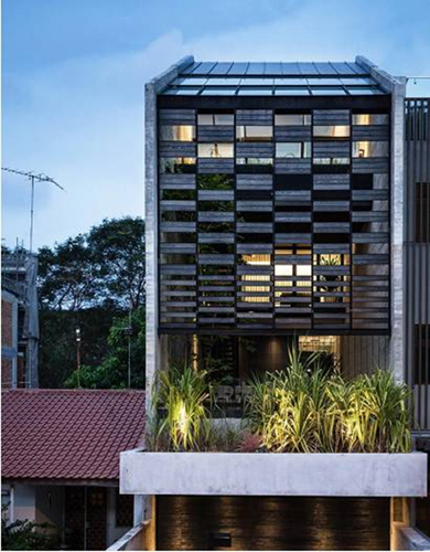 Nằm trên một khu đất dài, hẹp ở Singapore, ngôi nhà được thiết kế mở kết hợp thiên nhiên thông qua các loại cây trồng trong nhà khác nhau.