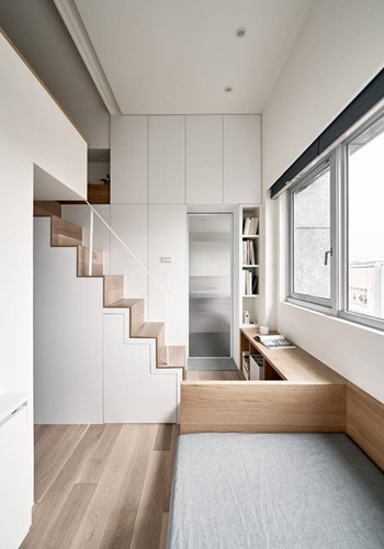 Công ty A Little Design ở Đài Loan, Trung Quốc đã chuyển đổi một không gian chật chội thành một căn hộ với nội thất phù hợp nhằm tiết kiệm diện tích. Căn hộ có diện tích 17,6m2, chiều cao từ sàn đến trần là 3,4m.