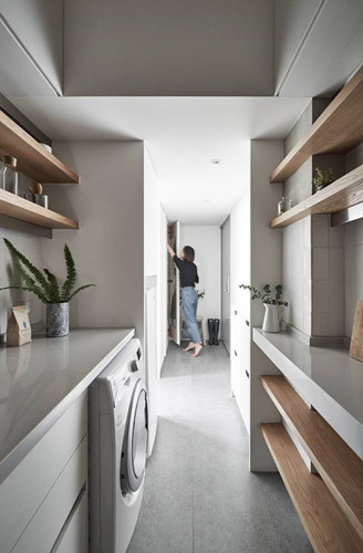 Phòng tắm và nhà bếp được thay đổi vị trí để không gian sống không chật chội. Máy giặt, bếp điện được bố trí dọc theo 2 bức tường của nhà bếp.