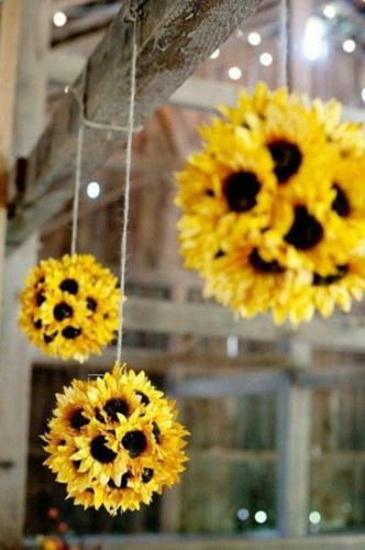 Chọn những bông hướng dương bằng giấy, vải hay nhựa để gắn chúng thành hình quả bóng hoa và treo lên cửa sổ. Cách trang trí này không mới nhưng vẫn mang lại hiệu quả vô cùng ấn tượng và bắt mắt cho ngôi nhà của bạn.
