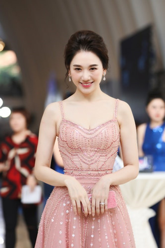 Chiếc váy suông màu hồng làm tôn vẻ đẹp của Hari Won tăng lên gấp bội phần. Ảnh: Thegioitre.