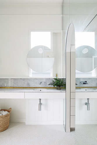 Phòng tắm có cảm giác hiện đại, sang trọng nhờ gạch lát cùng vật dụng bắt sáng.