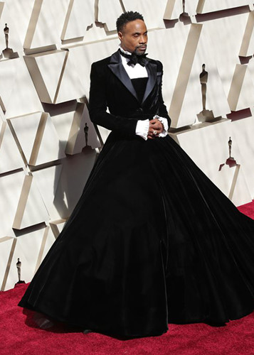 Trên thảm đỏ Oscar 2019, Billy Porter diện trang phục nửa tuxedo nửa váy khiến không ít khán giả bất ngờ.