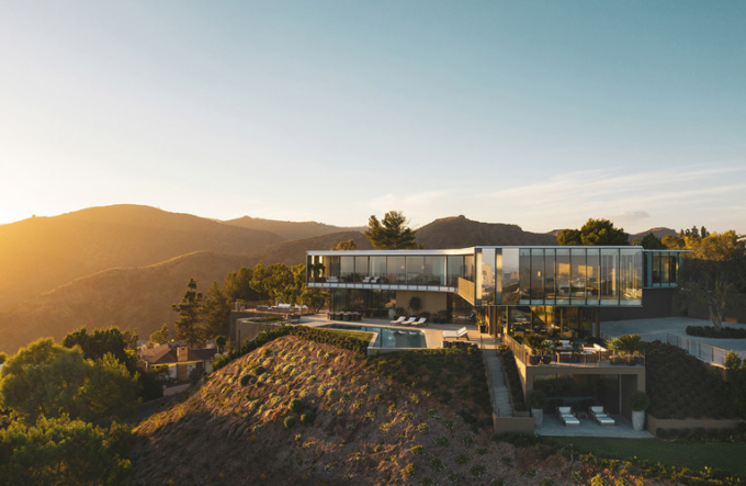 Ngôi nhà có tên Orum Residence do Công ty SPF Architects thiết kế nằm trên một đỉnh đồi ở Bel Air - một khu phố nằm ở phía tây của thành phố Los Angeles.