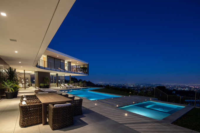 Tầng cao nhất của ngôi nhà được lắp đặt hệ thống kính để cung cấp ánh sáng mặt trời và tầm nhìn ra những ngọn đồi bao quanh ở Los Angeles.