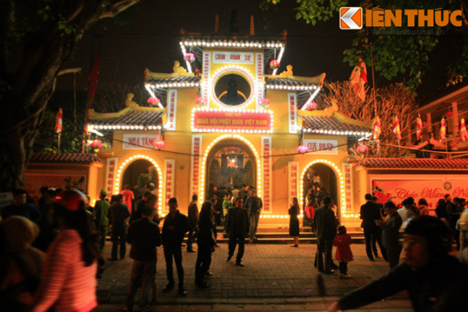 1. Cùng nằm trên phố Lý Thường Kiệt, cách khách sạn Melia khoảng 250 mét, Bảo tàng Phụ nữ Việt Nam luôn nằm trong top những điểm du lịch hấp dẫn nhất Hà Nội. Năm 2013, TripAdvisor - website du lịch lớn nhất thế giới - đã chọn bảo tàng này vào top 25 bảo tàng hấp dẫn nhất châu Á.